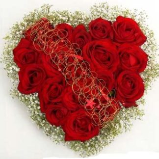 Flowers heart with red roses with delivery in Russia.