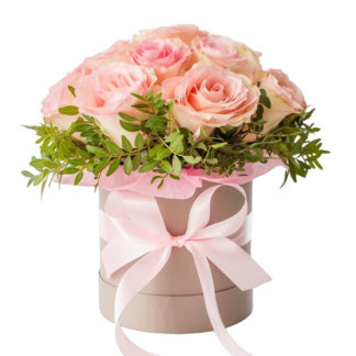 25 pink roses in hatbox with delivery in Russia.